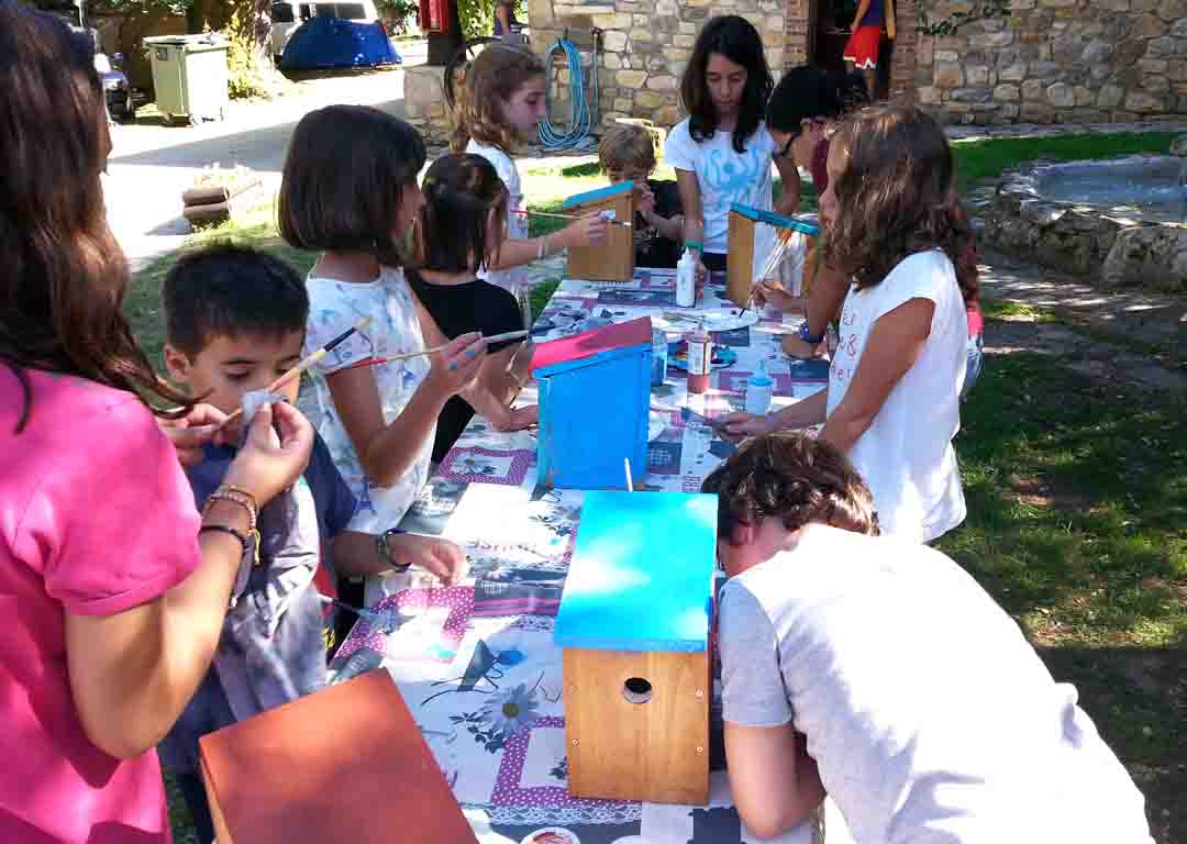 niñas pintando cajas nido